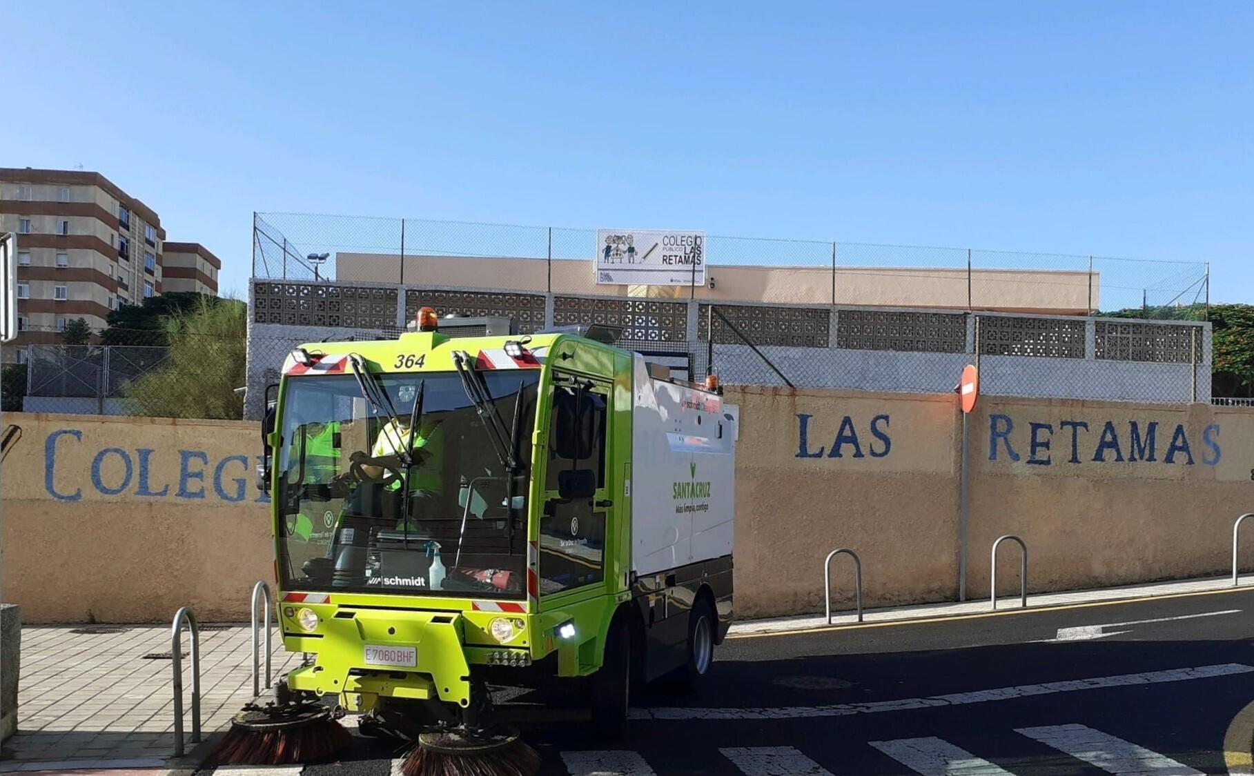 Santa Cruz refuerza la limpieza en Ofra-Costa Sur con acciones en Las Retamas y Juan XXIII