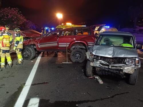 Bomberos de Tenerife extinguen un fuego en un vehículo en la TF-16