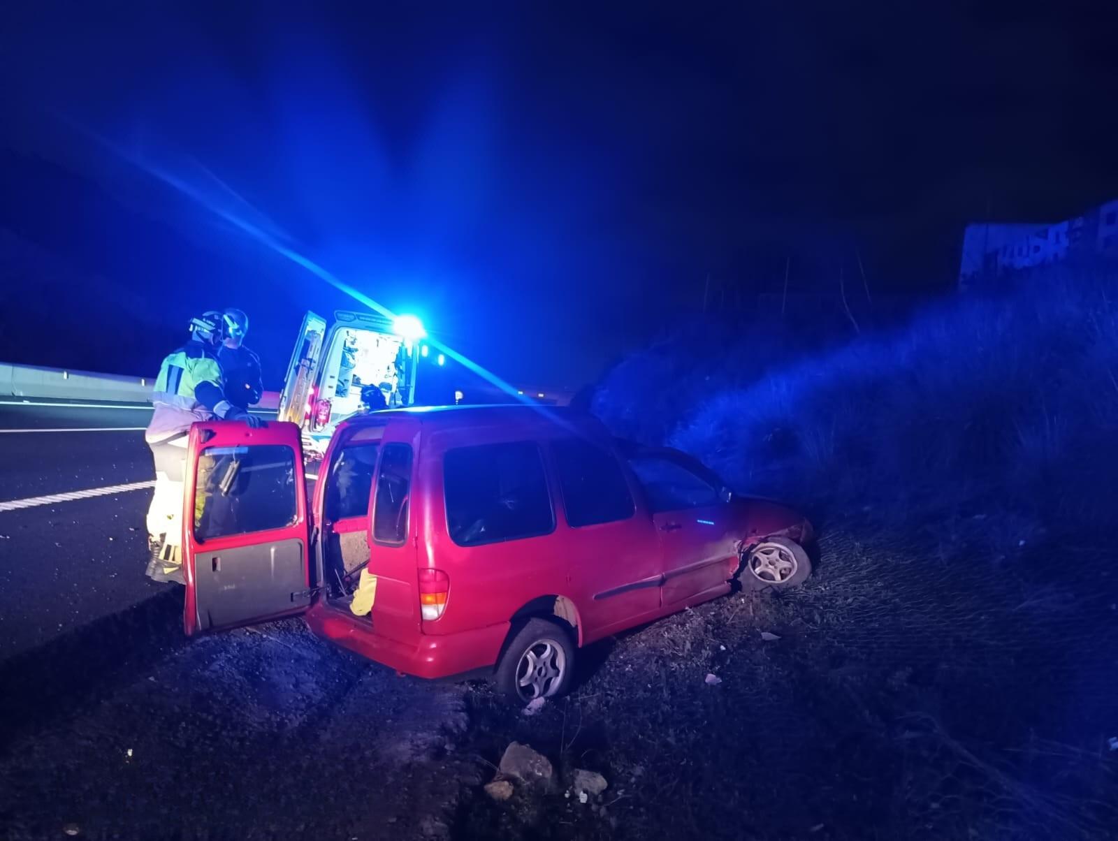 Bomberos de Tenerife extinguen un fuego en un comercio en Arona