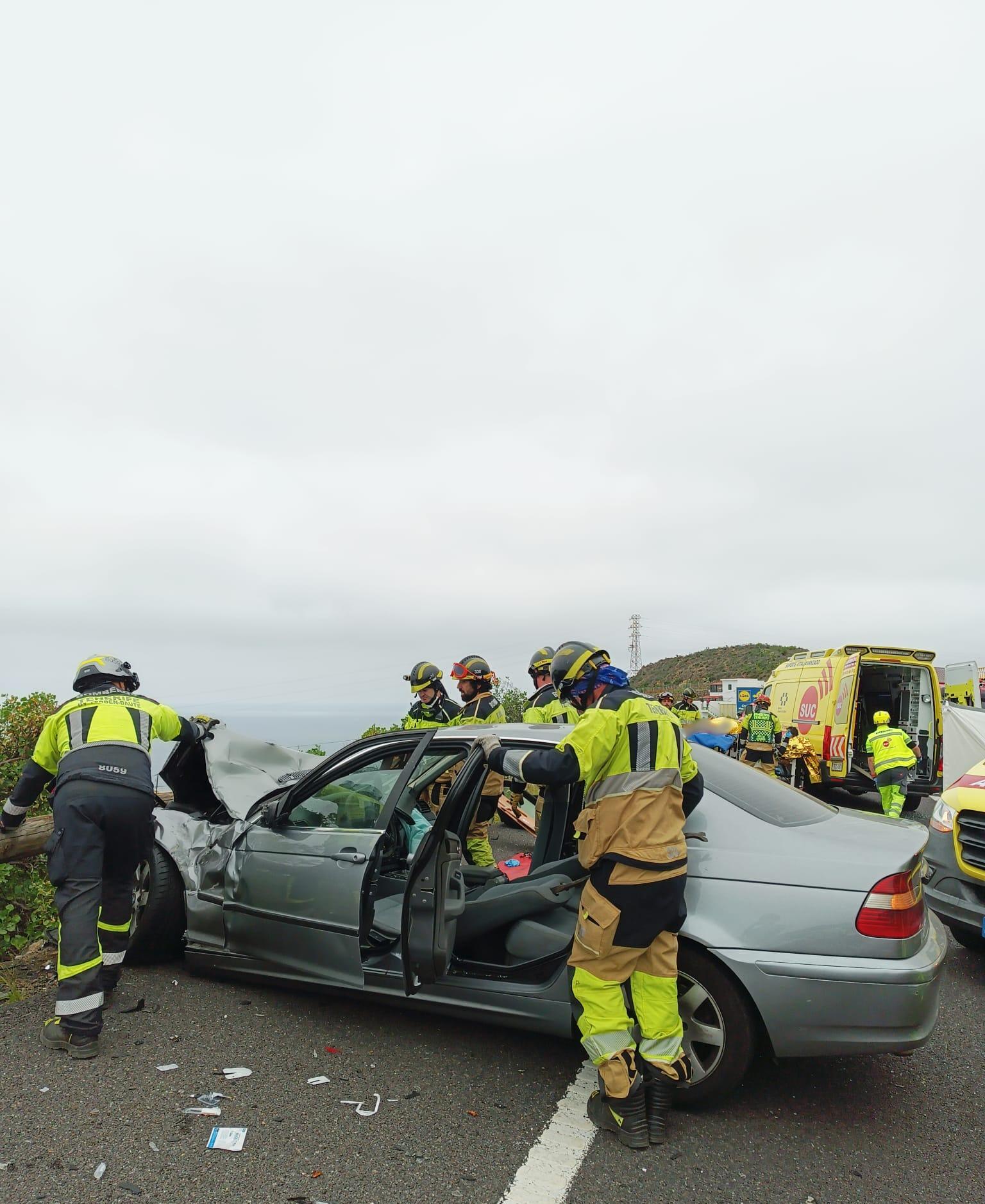 Bomberos de Tenerife intervienen en un accidente de tráfico en Icod de los Vinos
