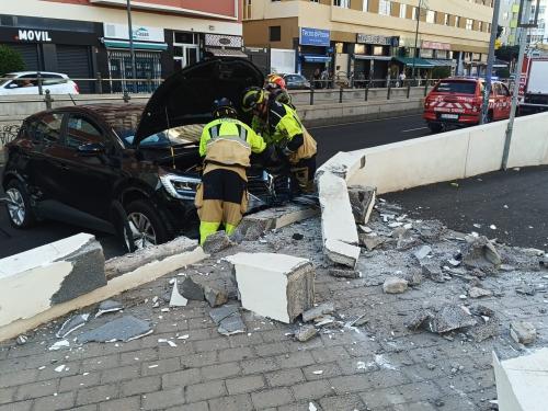 Bomberos de Tenerife rescatan a un parapentista en Adeje