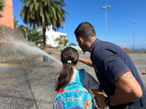 Bomberos de Tenerife promueven la concienciación sobre los peligros del fuego en Icod de los Vinos
