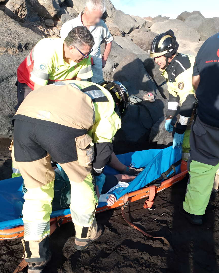 Bomberos de Tenerife intervienen en el rescate de una persona herida en Montaña Amarilla
