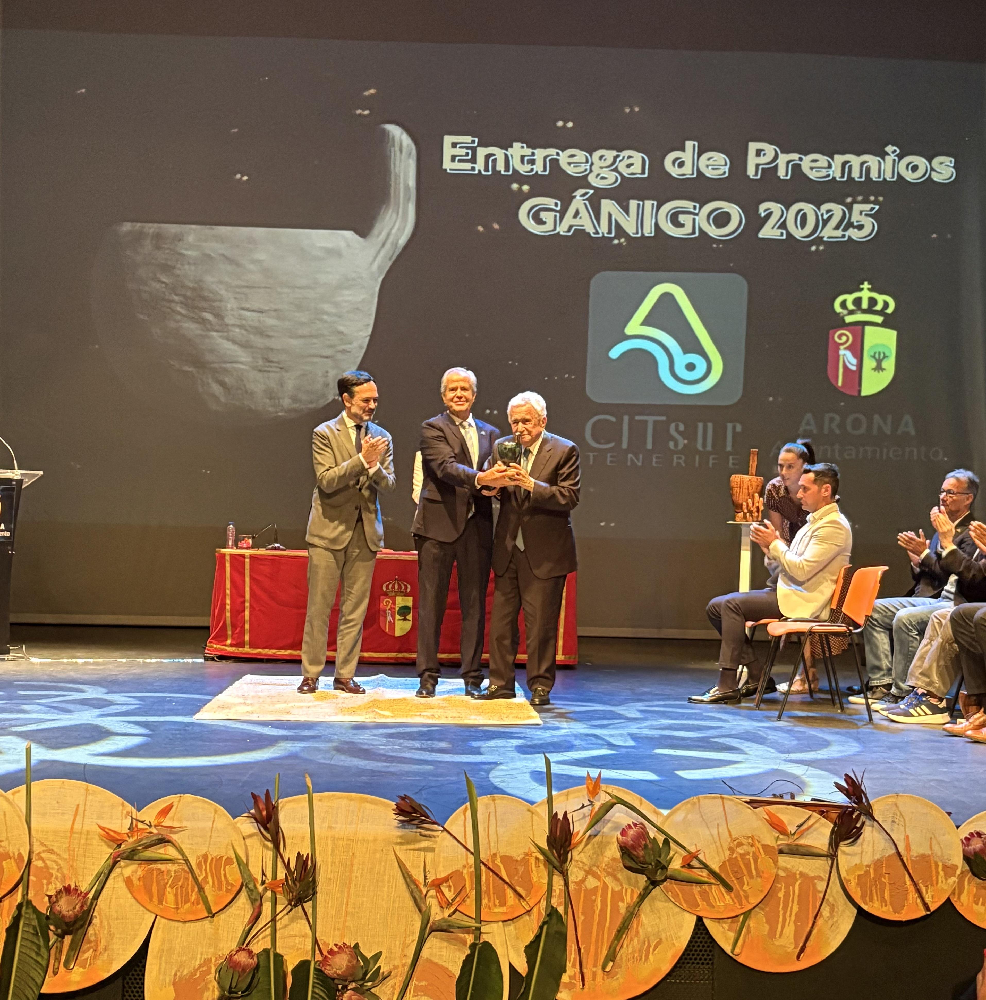 Pedro Luis Cobiella Suárez recibe el Premio Honorífico en los Premios Gánigo 2025