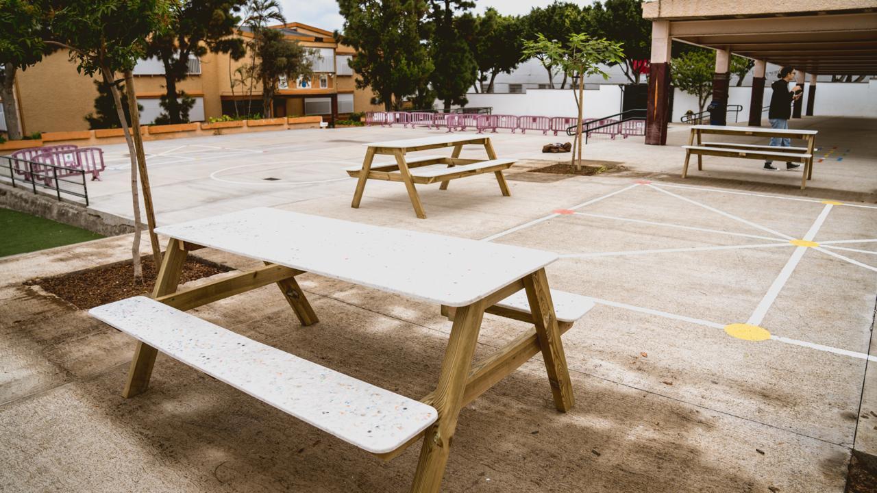 El alumnado de Santa Úrsula transforma 320 kilos de plástico reciclado en mobiliario escolar