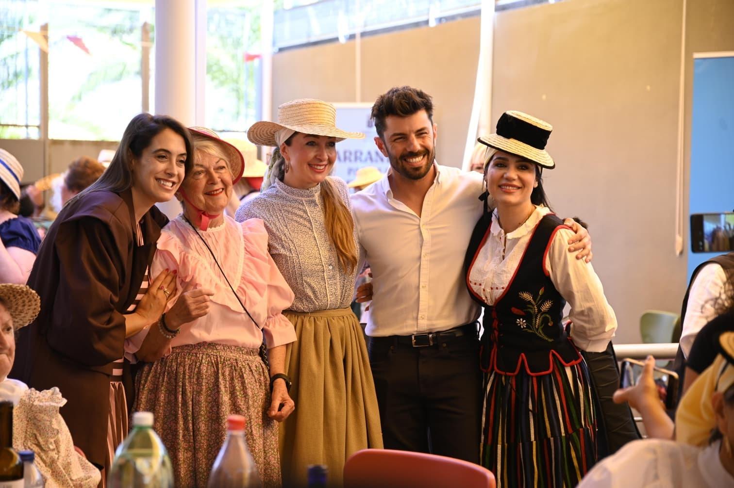 300 mayores de Santa Cruz de Tenerife  celebran las tradiciones canarias  con bailes y música folclórica