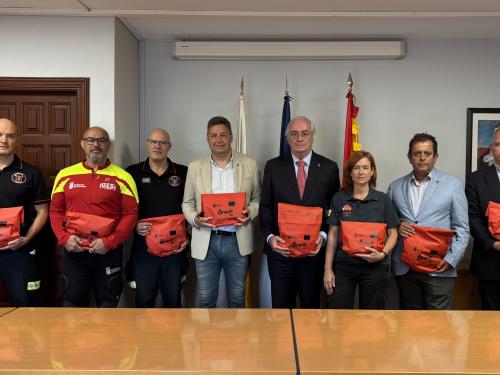 El Consorcio de Bomberos de Tenerife recibe una treintena de salvavidas OneUp para rescate acuático