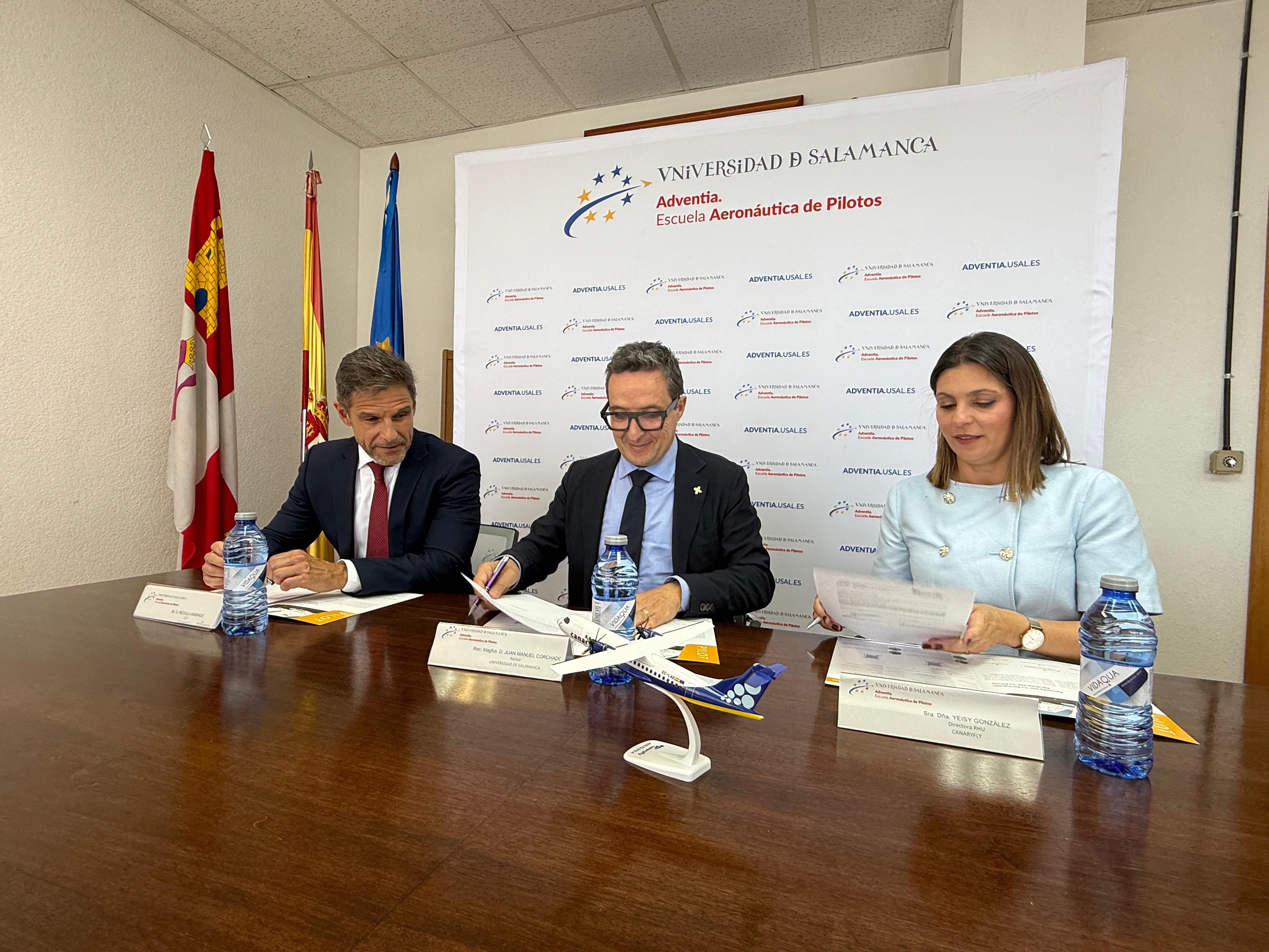 Canaryfly y Adventia firman un acuerdo para impulsar la incorporación de nuevos pilotos formados en la Universidad de Salamanca