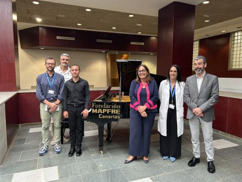 El Hospital Universitario La Candelaria instala un piano en el hall para crear un espacio musical gracias a la donación de la Fundación MAPFRE Canarias