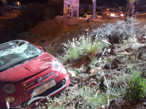 Bomberos de Tenerife rescatan a una persona atrapada en una compactadora de papel