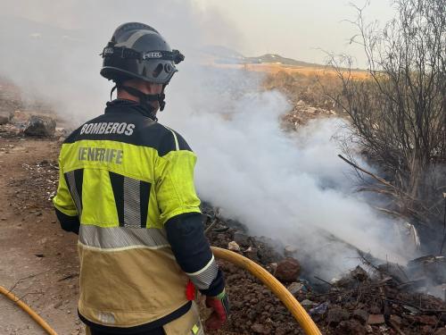 Bomberos de Tenerife intervienen en el vuelco de un vehículo en Puerto de la Cruz