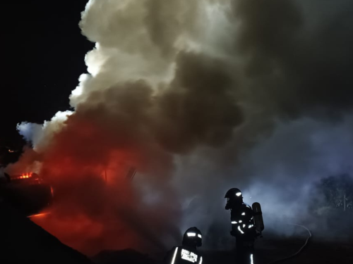 Bomberos de Tenerife intervienen en un incendio de una pala mecánica