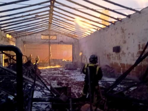 Bomberos de Tenerife intervienen en un fuego en una nave en Arona