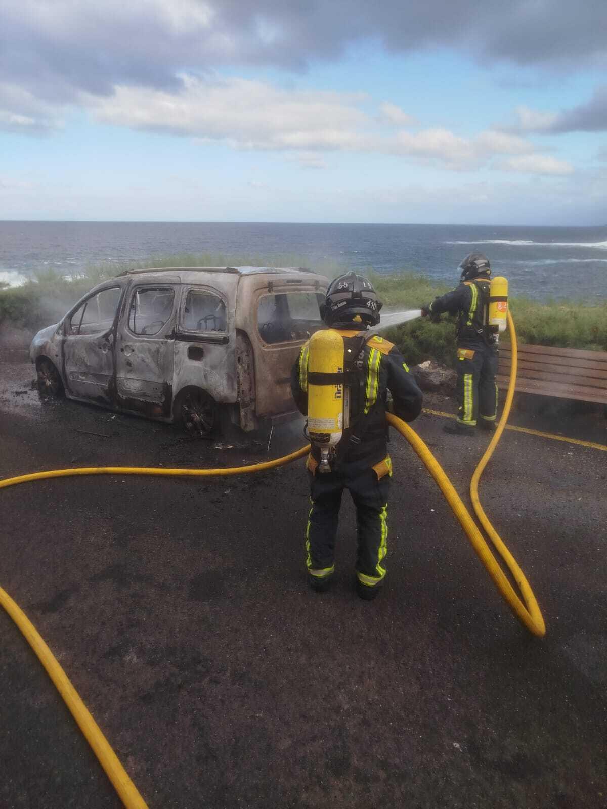 Bomberos de Tenerife rescatan a un parapentista accidentado en Adeje