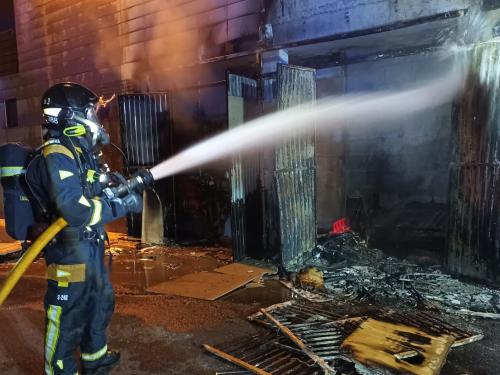 Bomberos de Tenerife intervienen en un incendio en un taller en Icod de Los Vinos