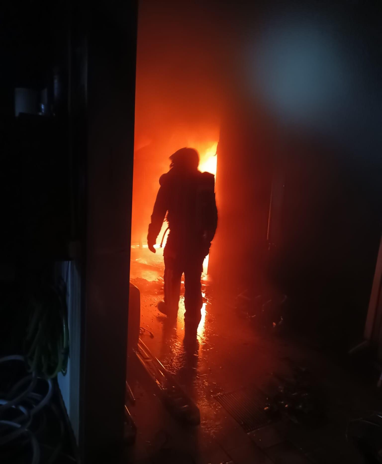 Bomberos de Tenerife intervienen en un incendio en el polígono de La Campana