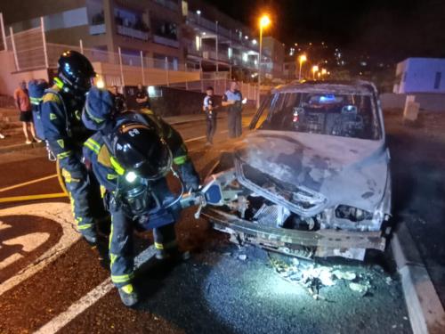 Bomberos de Tenerife intervienen en el incendio de varios vehículos en Adeje