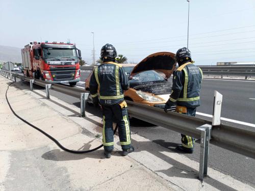 Bomberos de Tenerife intervienen en un incendio originado en un apartamento en Adeje