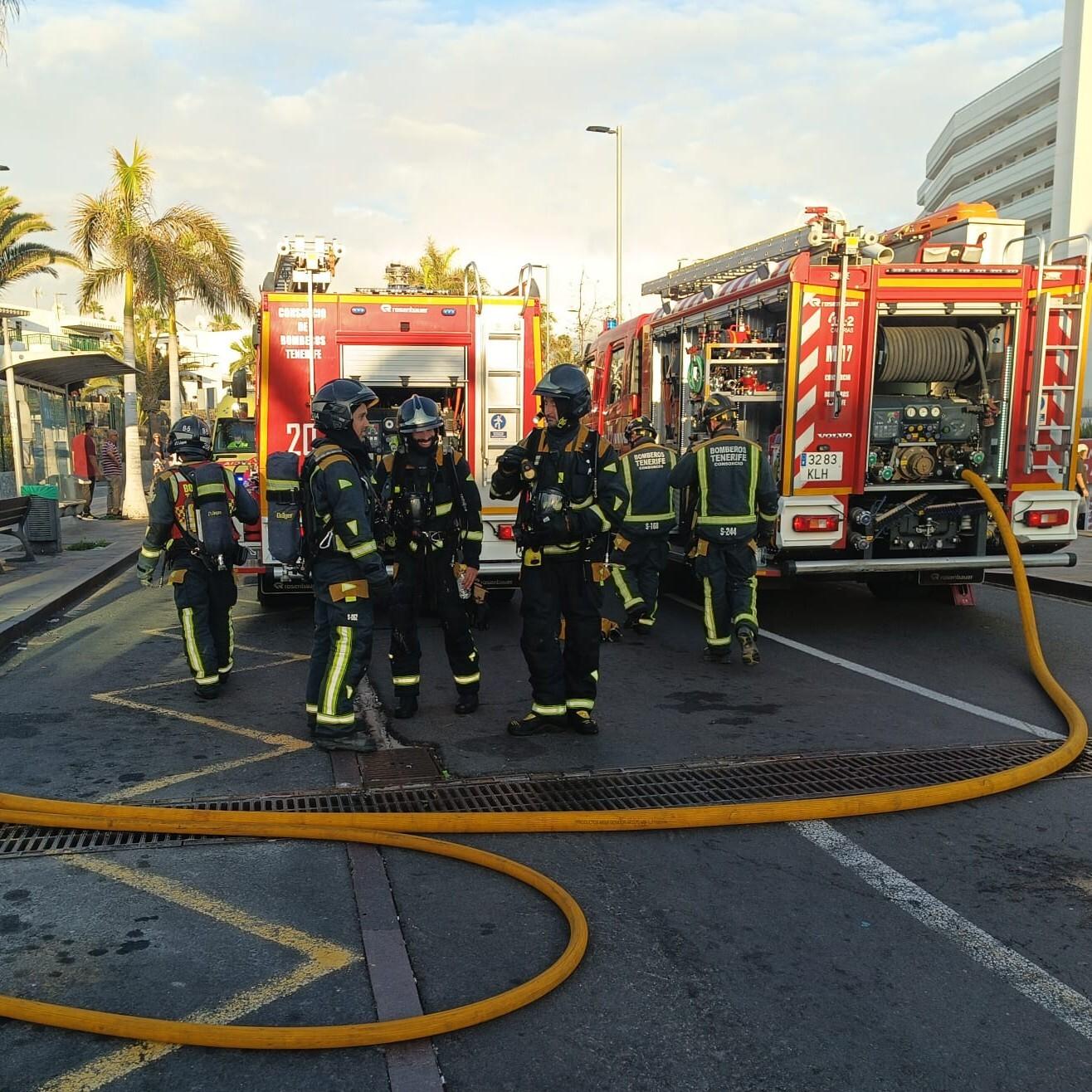 Bomberos Tenerife extinguen un incendio en un camión en la TF-1