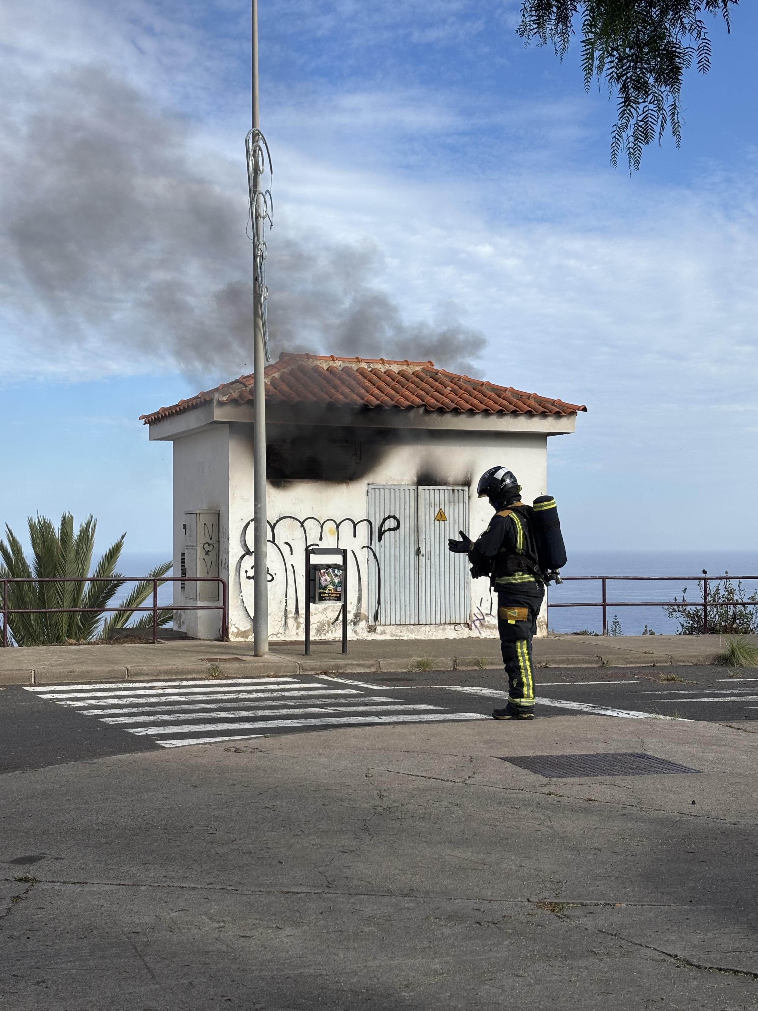 Bomberos de Tenerife intervienen en el incendio de una vivienda en Adeje
