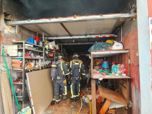 Bomberos de Tenerife intervienen en un incendio en un garaje