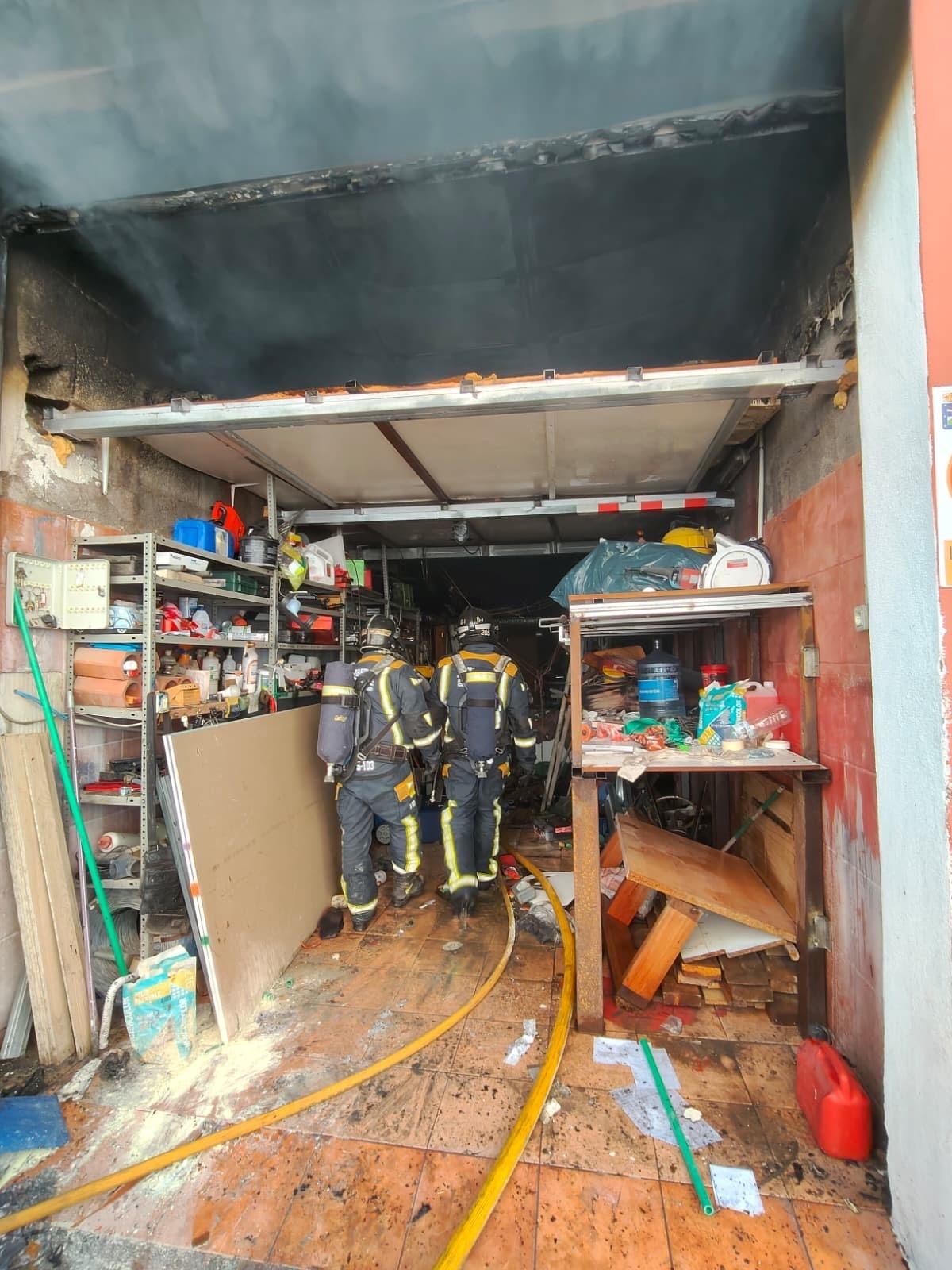 Bomberos de Tenerife intervienen en un incendio en un garaje