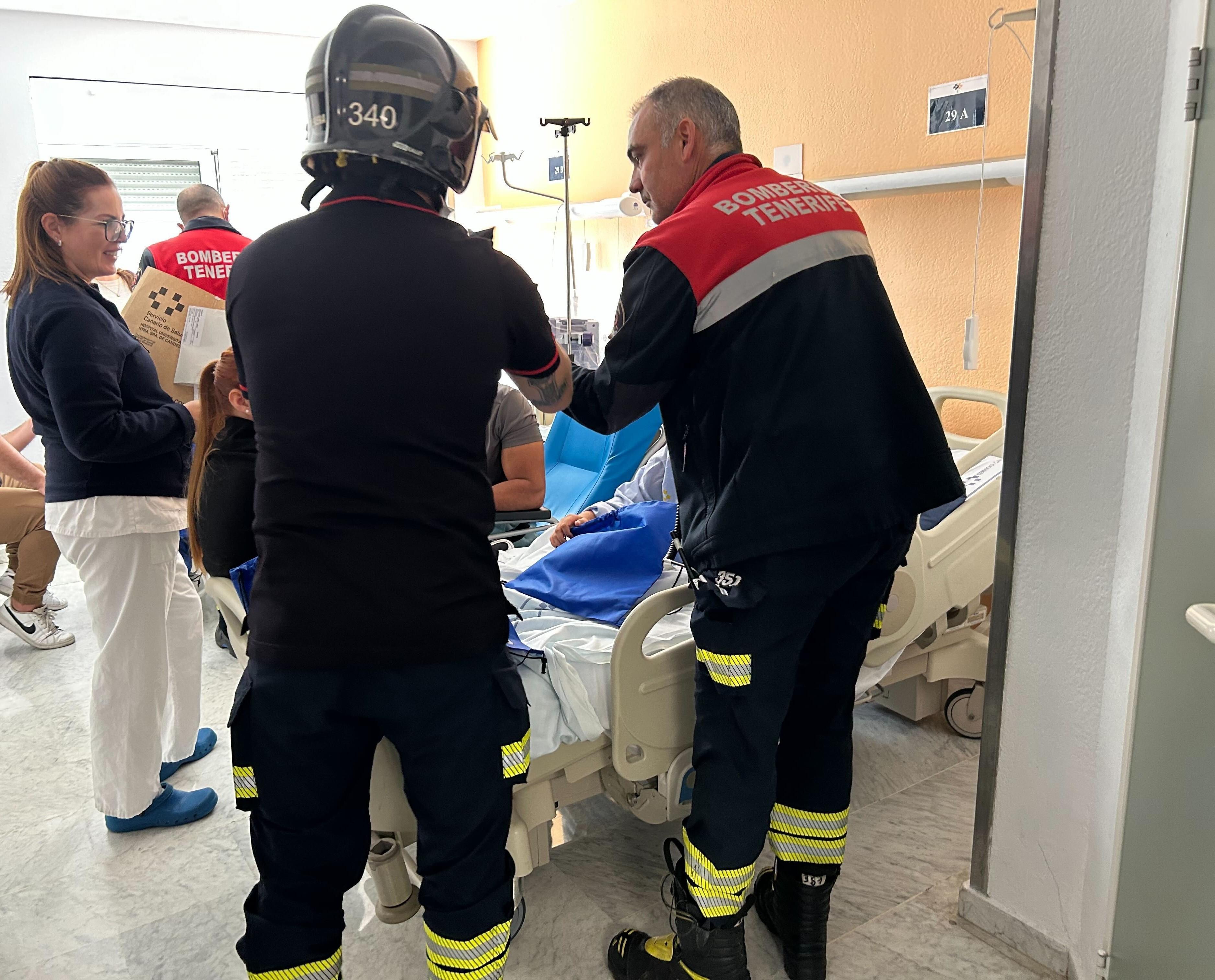 Los niños y niñas del Hospital La Candelaria reciben la visita navideña de Bomberos de Tenerife