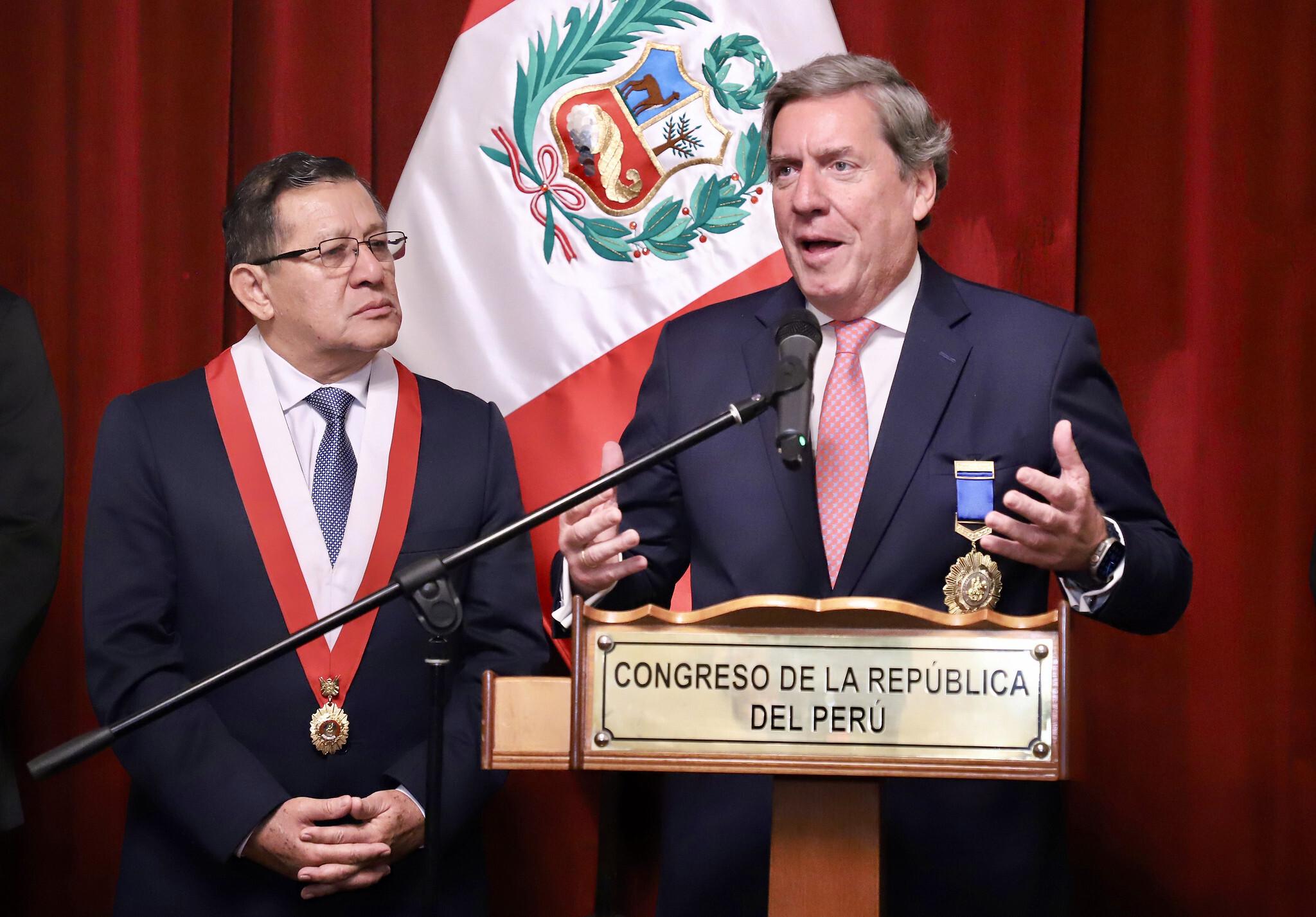 Gabriel Mato recibe la Medalla del Congreso de Perú durante la Asamblea Parlamentaria Euro-Latinoamericana