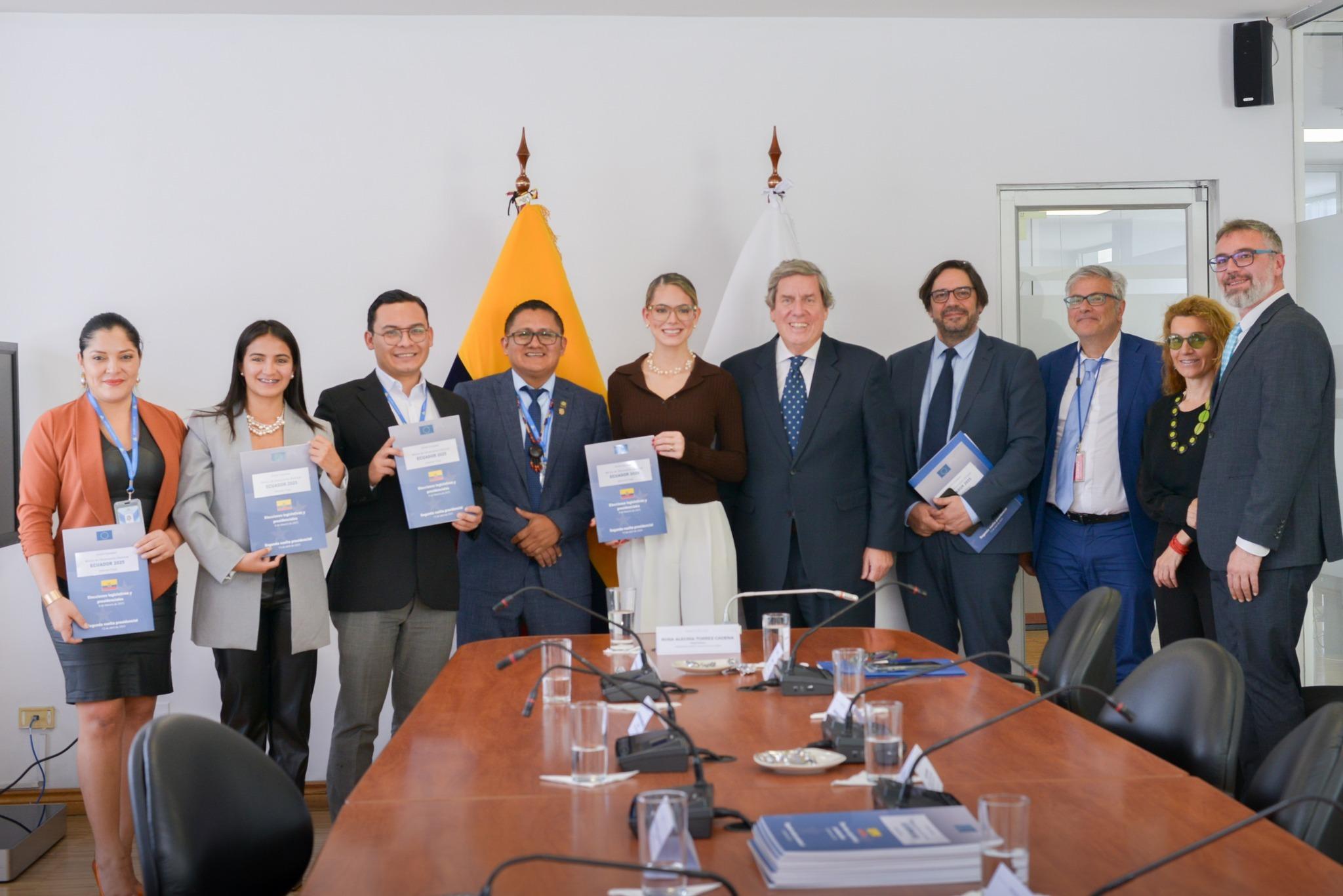 Gabriel Mato destaca el compromiso democrático de Ecuador y propone medidas para reforzar su sistema electoral