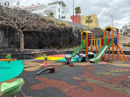 El Ayuntamiento inicia la mejora de 20 parques infantiles del municipio
