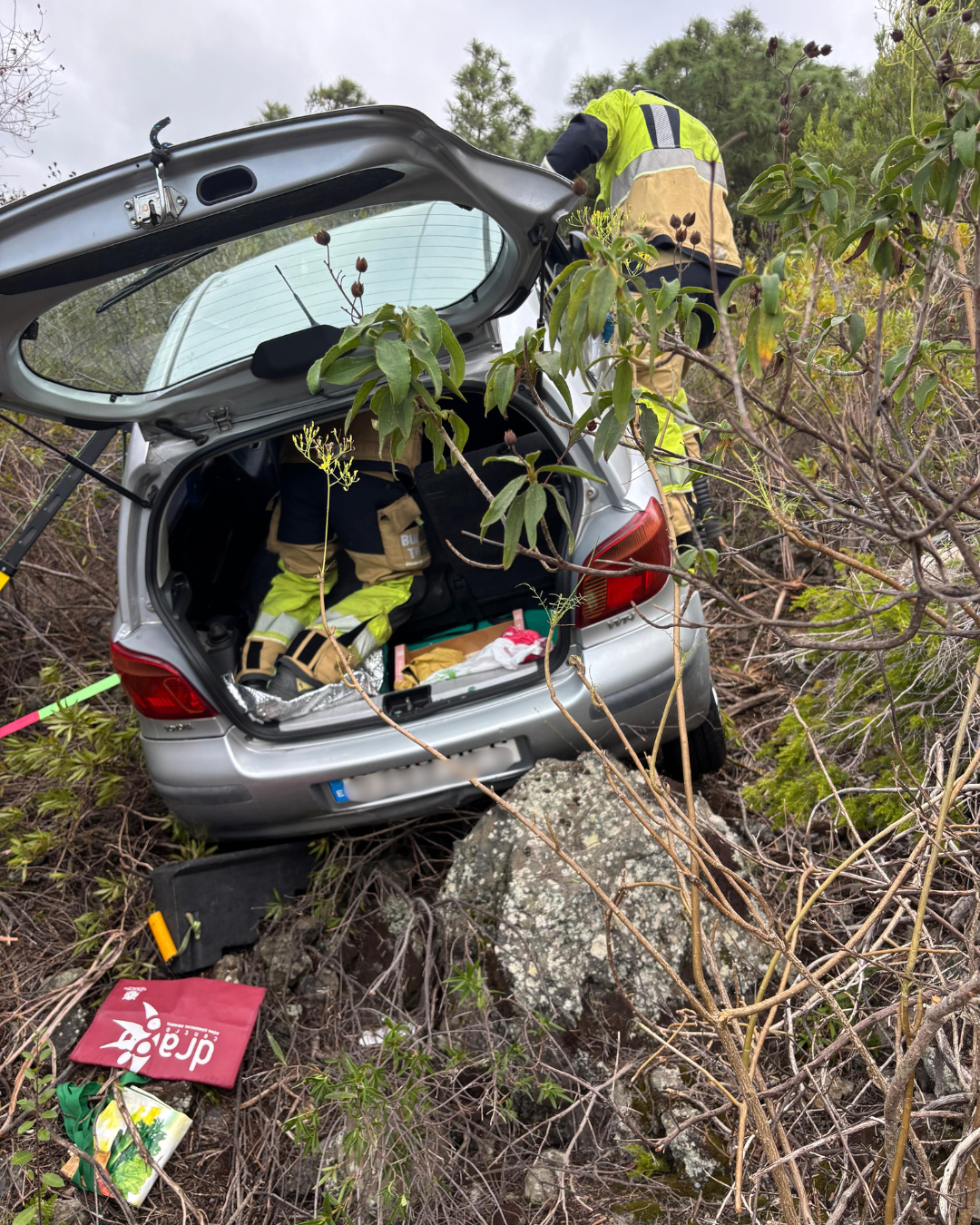 Bomberos de Tenerife intervienen en el vuelco de un vehículo en Buenavista del Norte