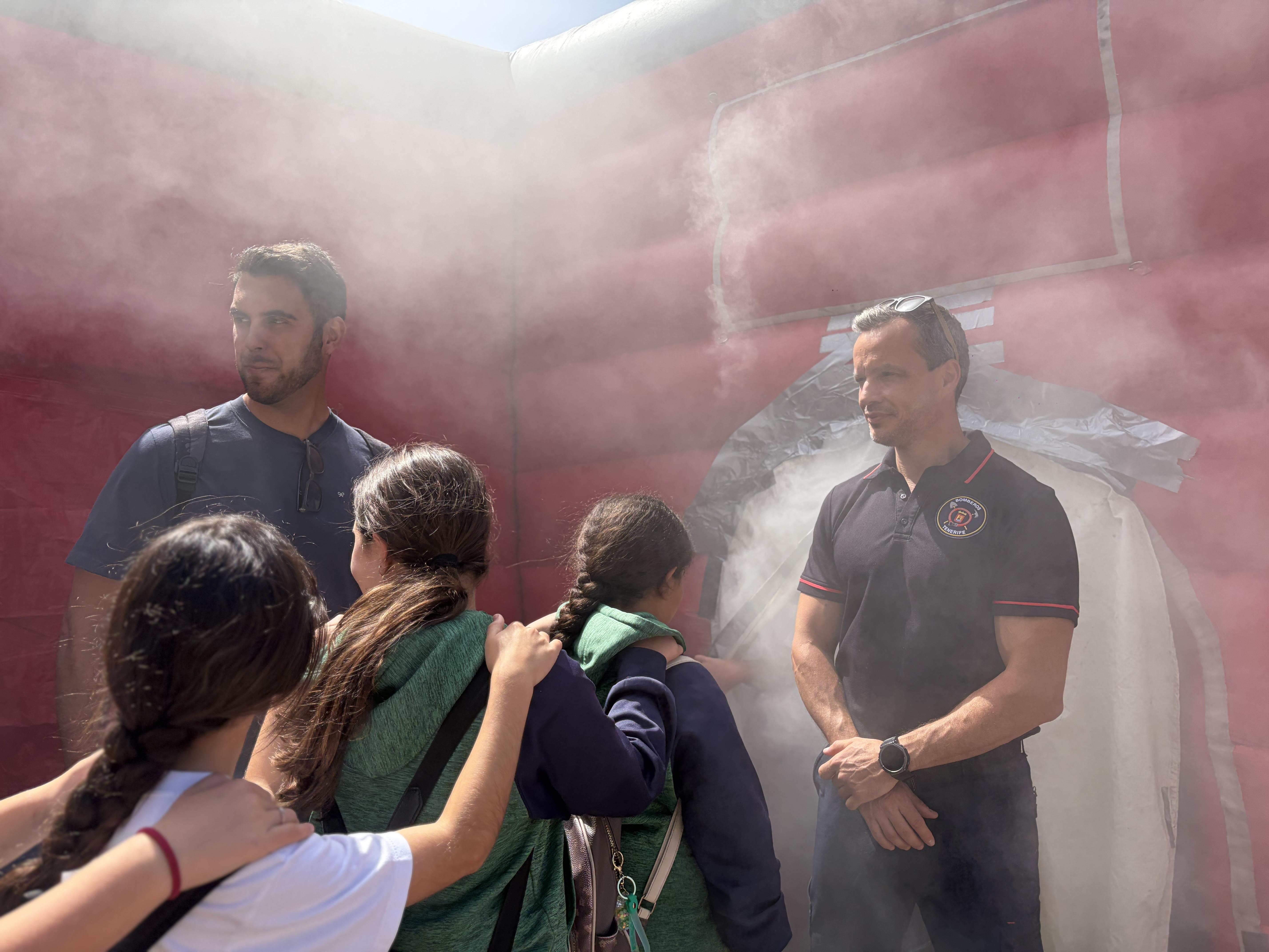 Bomberos de Tenerife llevan a Guía de Isora su campaña de prevención y educación ante emergencias