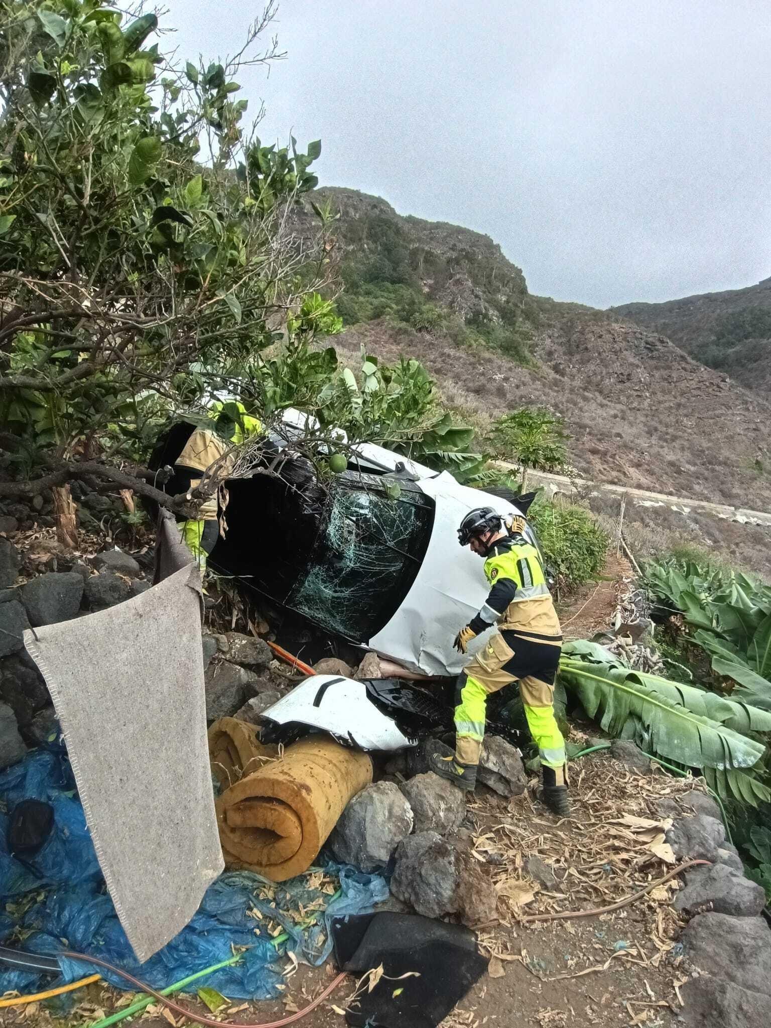 Bomberos de Tenerife auxilian a un menor encerrado en un vehículo