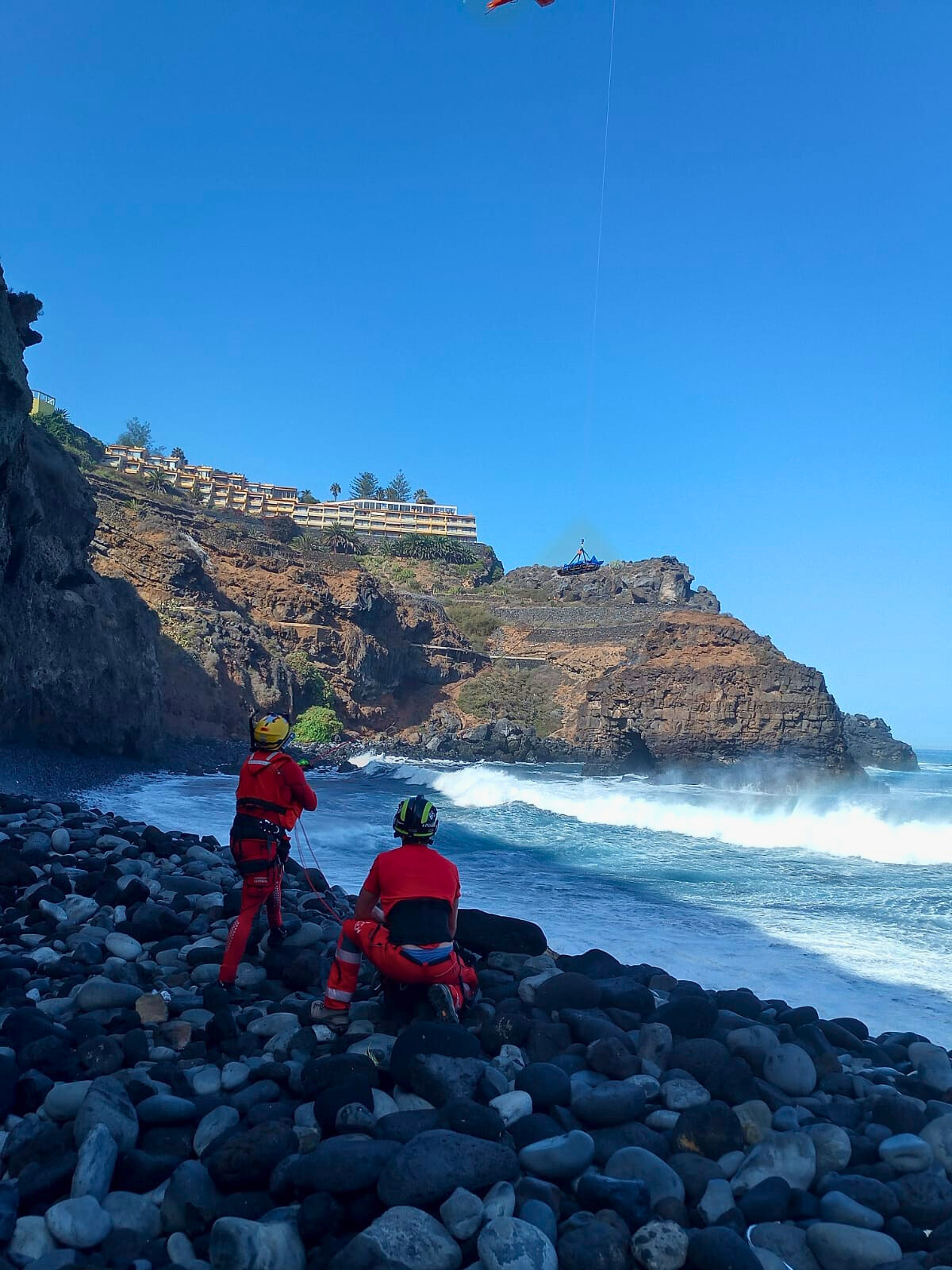 Bomberos de Tenerife intervienen en el rescate de una persona precipitada desde unos 50 metros de altura