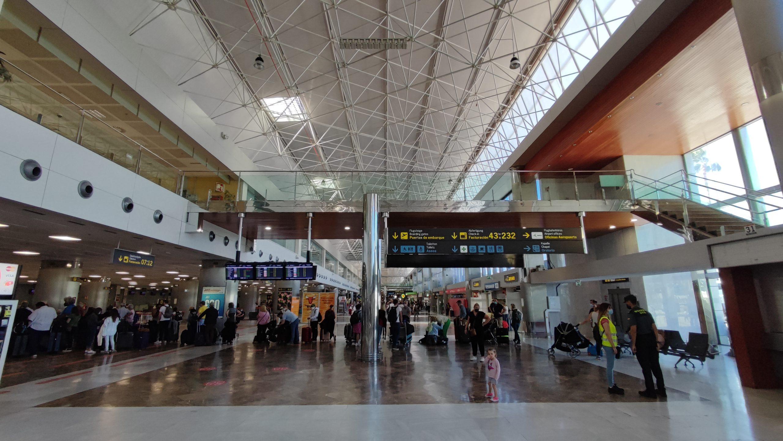 Detienen a 66 personas por el robo de 223.000 euros en tiendas del aeropuerto Tenerife Sur