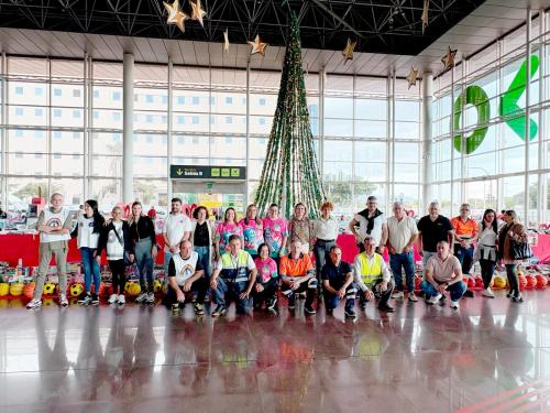 Trabajadores de Titsa entregan juguetes y ropa para niños y niñas de Tenerife