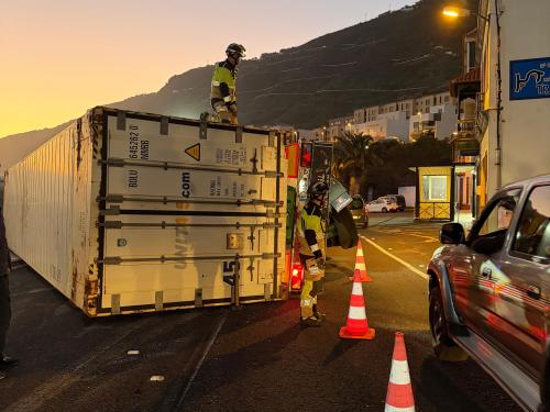 Bomberos de Tenerife intervienen en el vuelco de un tráiler de mercancías en la TF-42