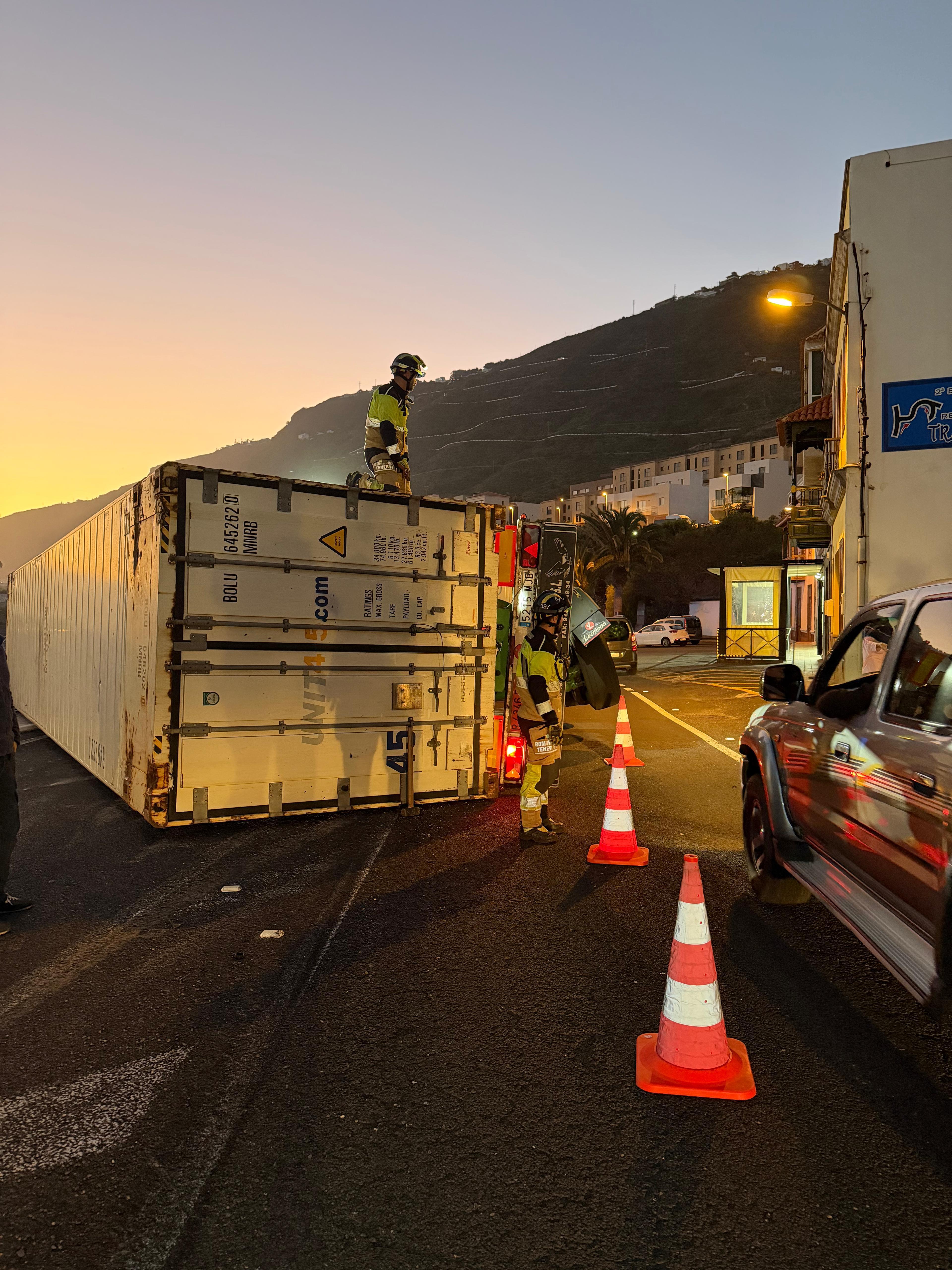 Bomberos de Tenerife intervienen en el vuelco de un tráiler de mercancías en la TF-42