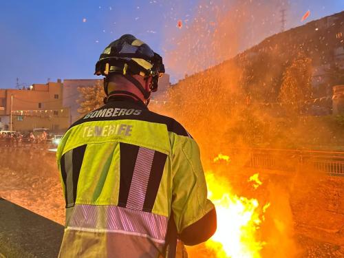 Bomberos de Tenerife intervienen en más de una veintena de incendios durante la Noche de San Juan