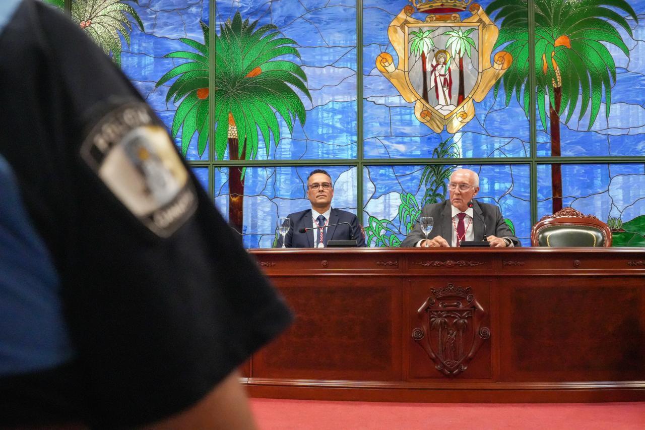 El Ayuntamiento de Santa Úrsula reconoce la trayectoria los policías locales con más de dos décadas de servicio