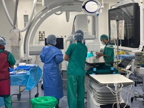 El Hospital Universitario La Candelaria emplea un nuevo dispositivo poco invasivo para el tratamiento de aneurismas intracraneales
