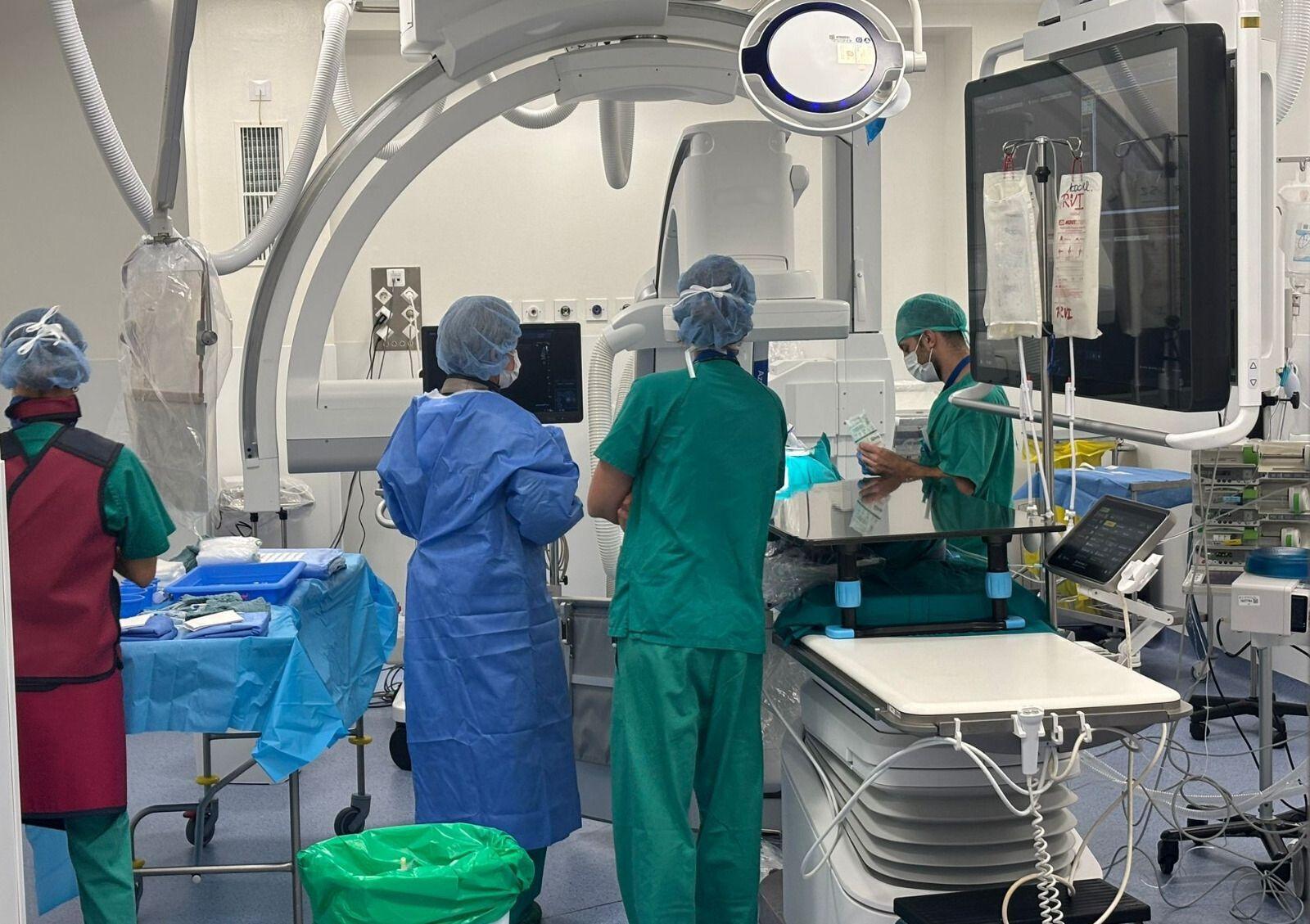 El Hospital Universitario La Candelaria emplea un nuevo dispositivo poco invasivo para el tratamiento de aneurismas intracraneales