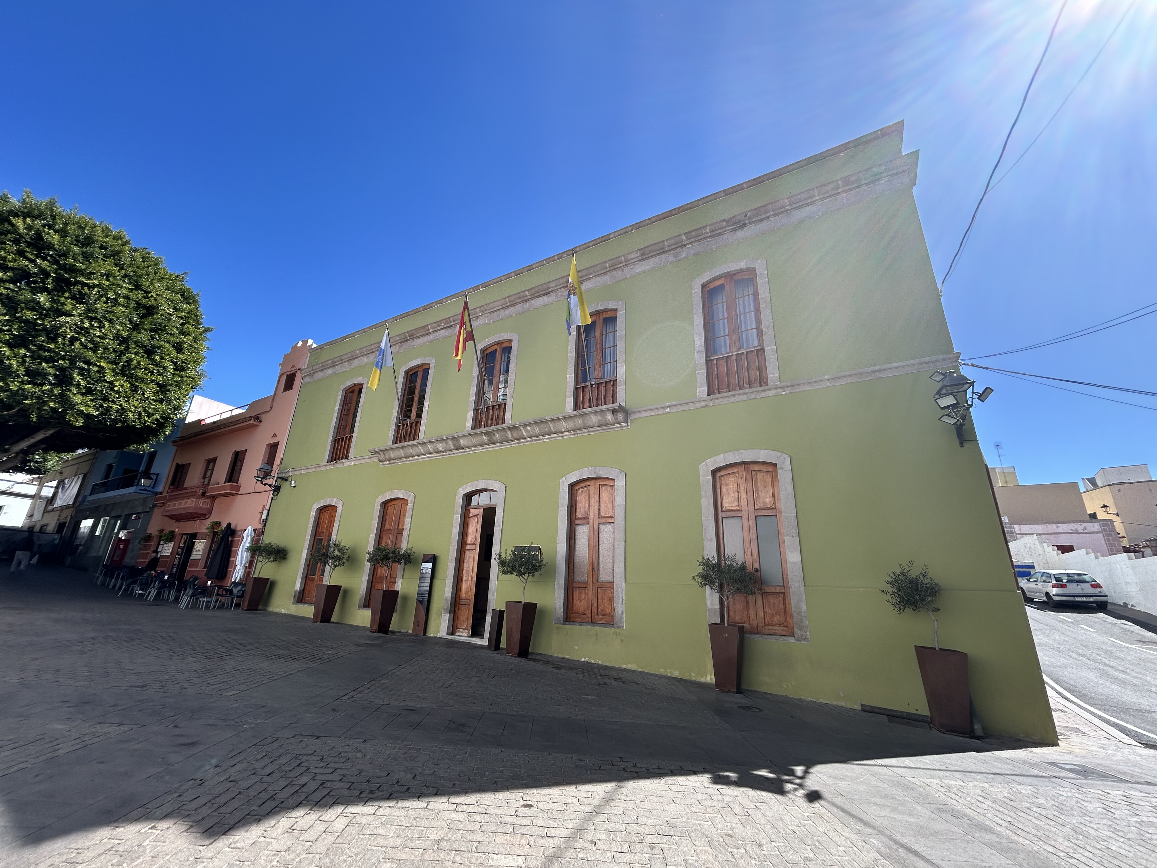 El Ayuntamiento firma un convenio con el Cabildo para instalar puntos de recarga para vehículos eléctricos