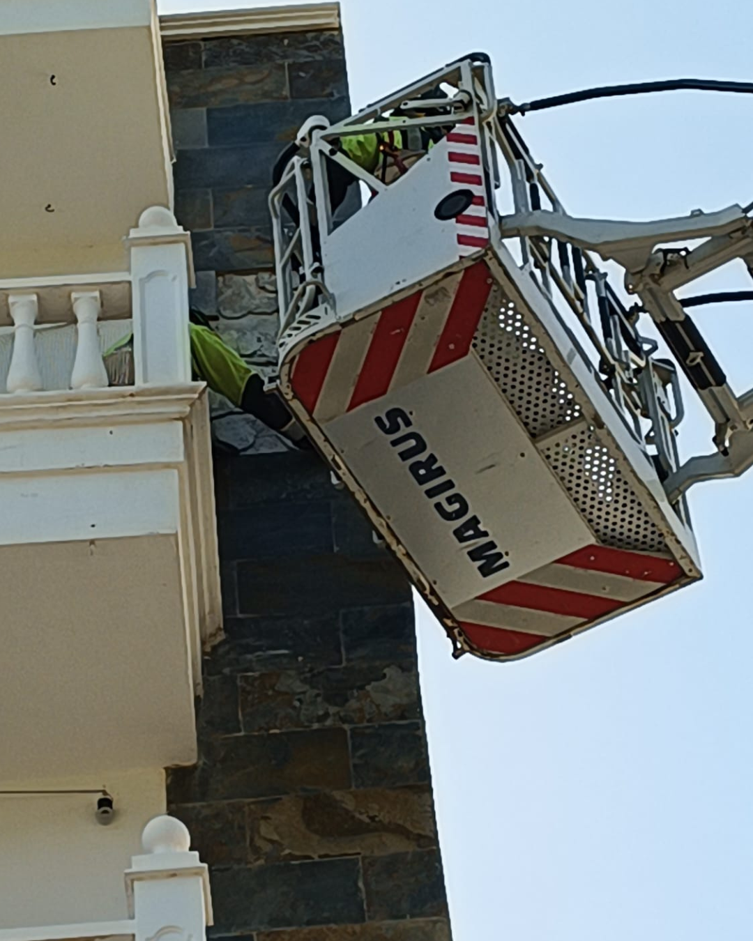 Bomberos Tenerife intervienen en la retirada de un enjambre en el IES La Orotava